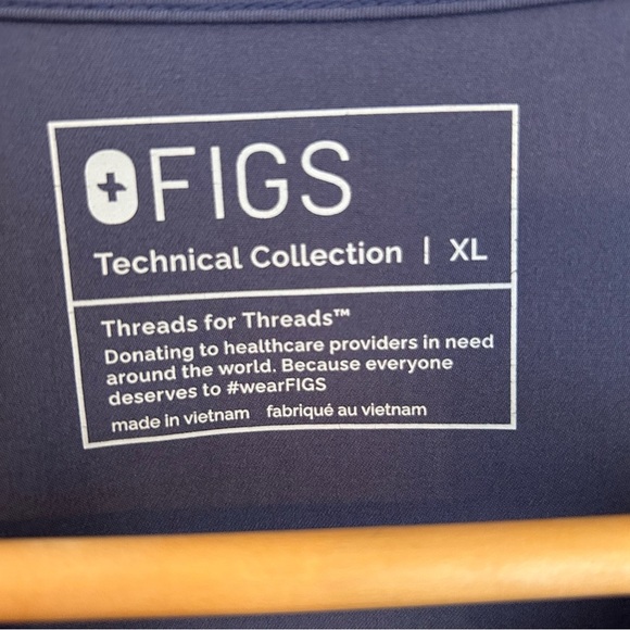 Figs Men’s Leon Three-Pocket V-Neck Classic Fit Scrub Top in Blue, Size X-Large - Picture 2 of 5